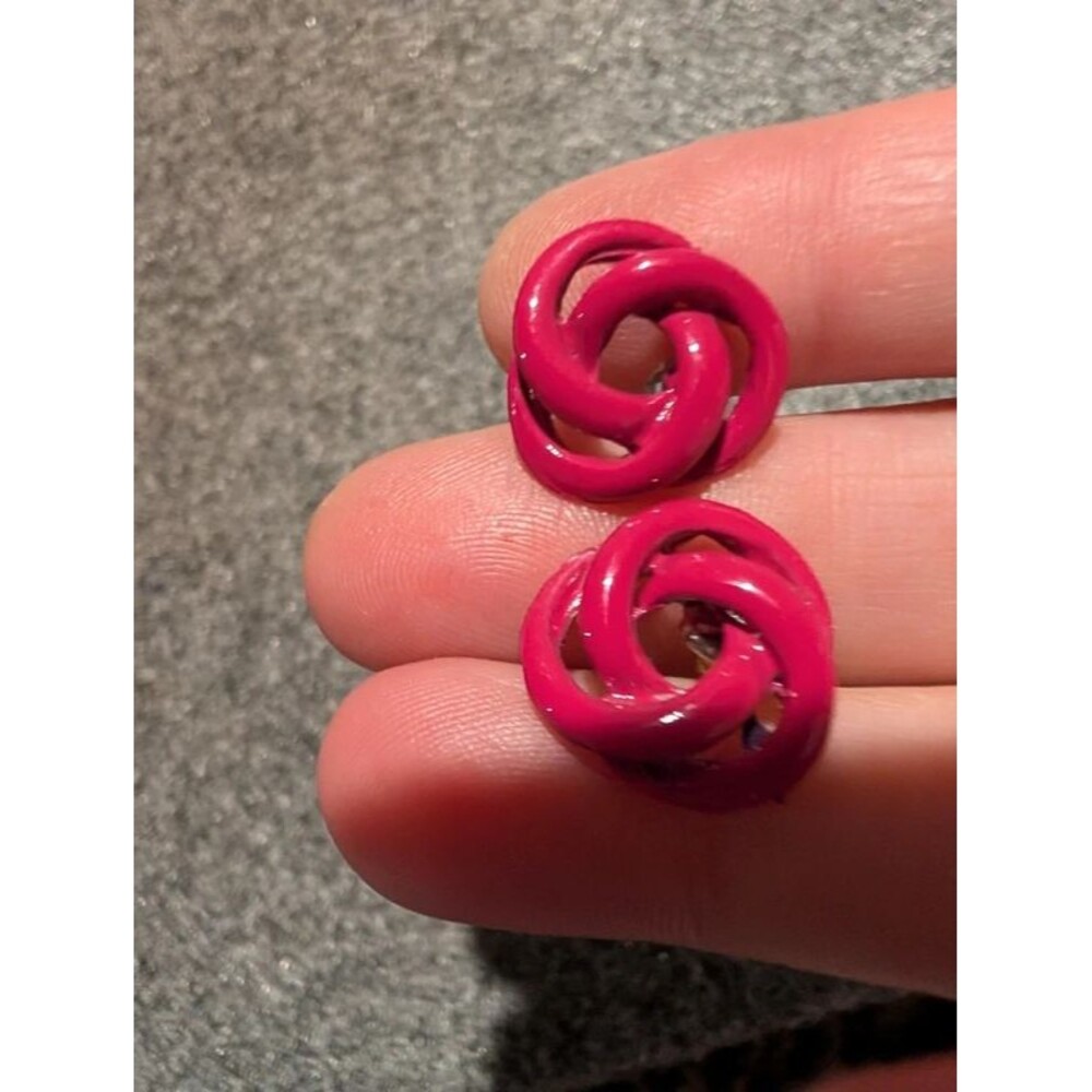 1980's Metal hot pink knot earrings